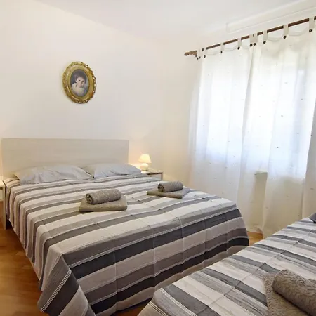 Spacious Ground-floor Flat In Umago
