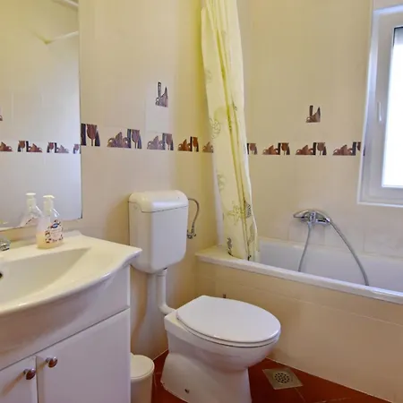 Spacious Ground-floor Flat In Umag