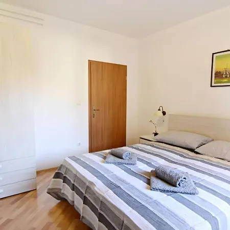 Spacious Ground-floor Flat In Appartamento *