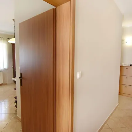 Spacious Ground-floor Flat In Umag