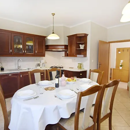 Spacious Ground-floor Flat In Appartamento