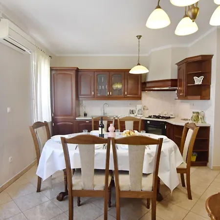 Spacious Ground-floor Flat In *