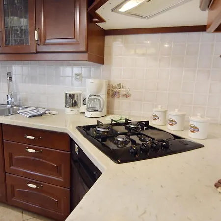 Spacious Ground-floor Flat In Appartamento *