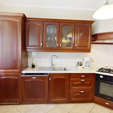 Spacious Ground-floor Flat In Appartamento