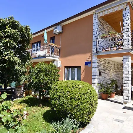 Spacious Ground-floor Flat In Umago